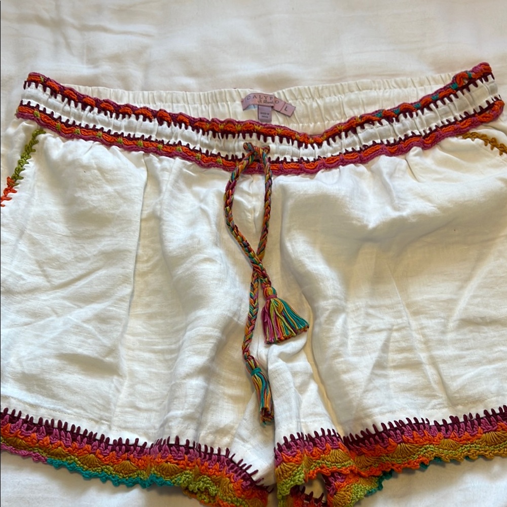 Calypso White Embroidered Women Shorts
